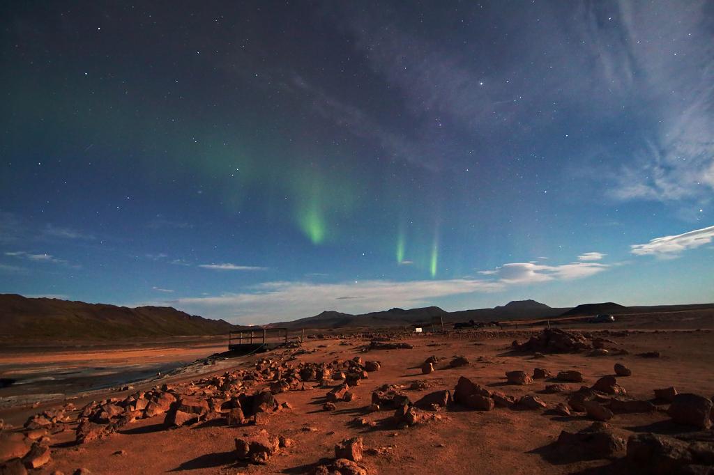 D700_11878JMcf.jpg - Grüne Polarlicht-Beamer am Nordhimmel. Die Landschaft wird durch den hellen Vollmond beleuchtet.