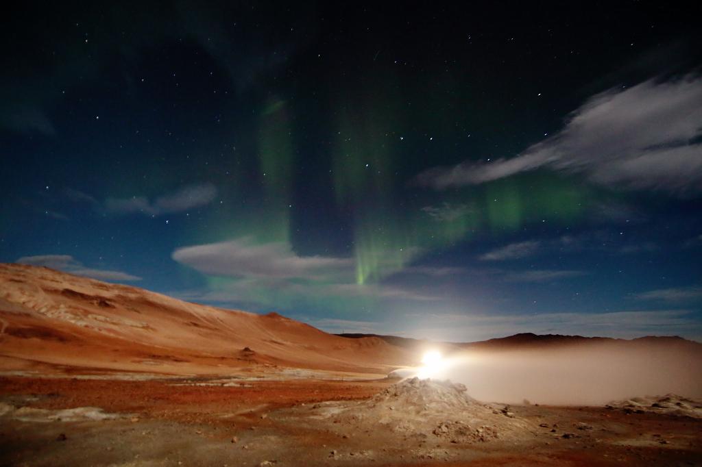 D700_11897JMcf.jpg - Grünes Polarlicht am Nordhimmel. Die Landschaft wird durch den hellen Vollmond beleuchtet. Im Vordergrund eine dampfende Fumarole.