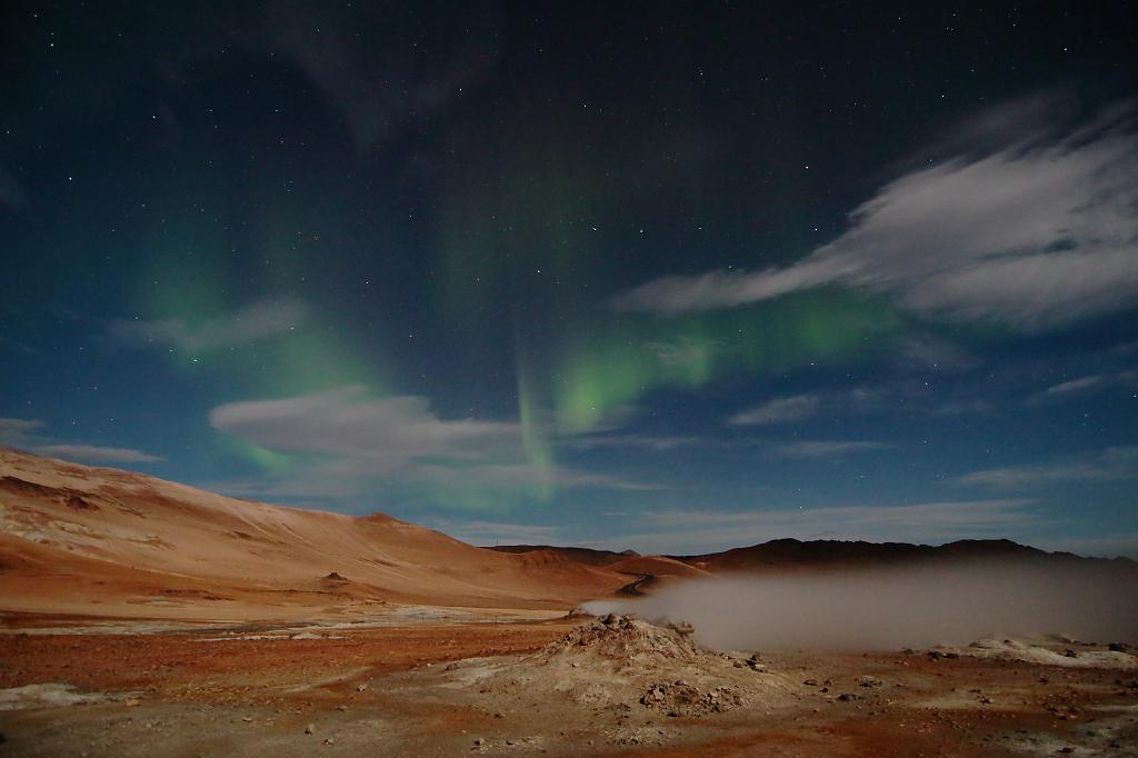 D700_11898JMcf.jpg - Grünes Polarlicht am Nordhimmel. Die Landschaft wird durch den hellen Vollmond beleuchtet. Im Vordergrund eine dampfende Fumarole.