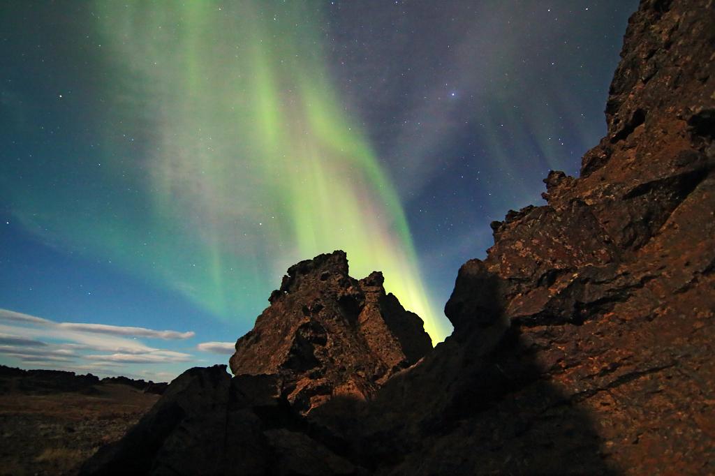 D700_11929JMcf.jpg - Polarlicht über einem alten Lavafeld. Der Nachthimmel wird durch den Vollmond erhellt.