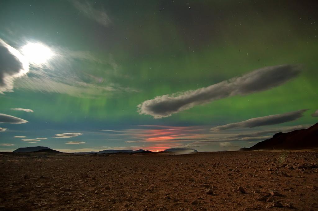D700_11953JMcf.jpg - Durch den Vulkanausbruch des Bardarbungas (in exakt 100km Entfernung) werden die darüberstehenden Wolken rot angeleuchtet. Darüber grünes Polarlicht und der Vollmond am Nachthimmel.
