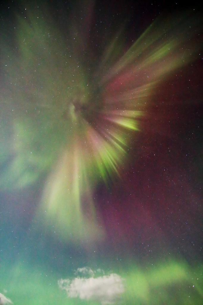 D700_11975JMcf.jpg - Bunte Polarlichtcorona im Zenit.