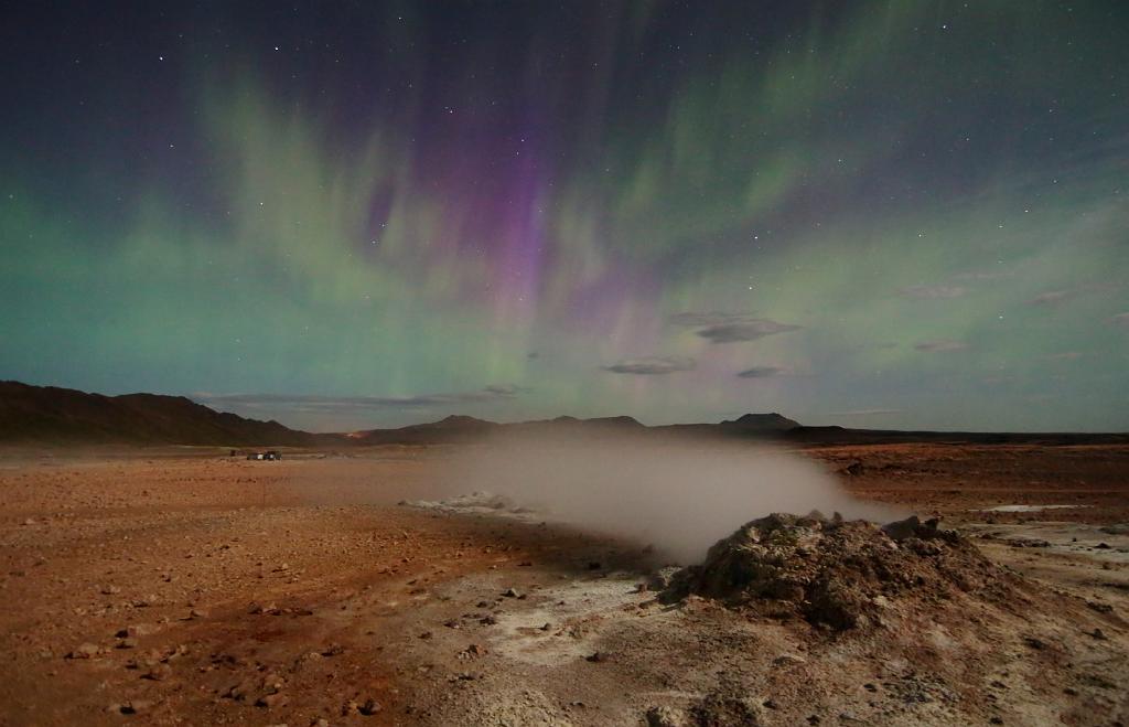 D700_11992JMcf.jpg - Buntes Polarlicht. Im Vordergrund eine damfende Fumarole. Die Landschaft wird durch Mondlicht erhellt.