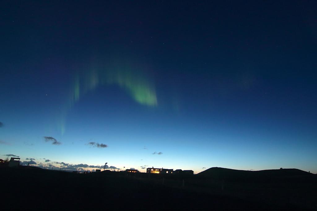 D700_12334JMcf.jpg - Grünes Polarlicht in der Abenddämmerung.