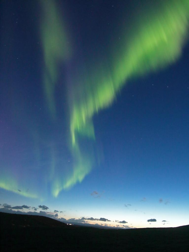 D700_12389JMcf.jpg - Grünes Polarlicht in der Abenddämmerung. Vom Horizont bis über den Zenit.