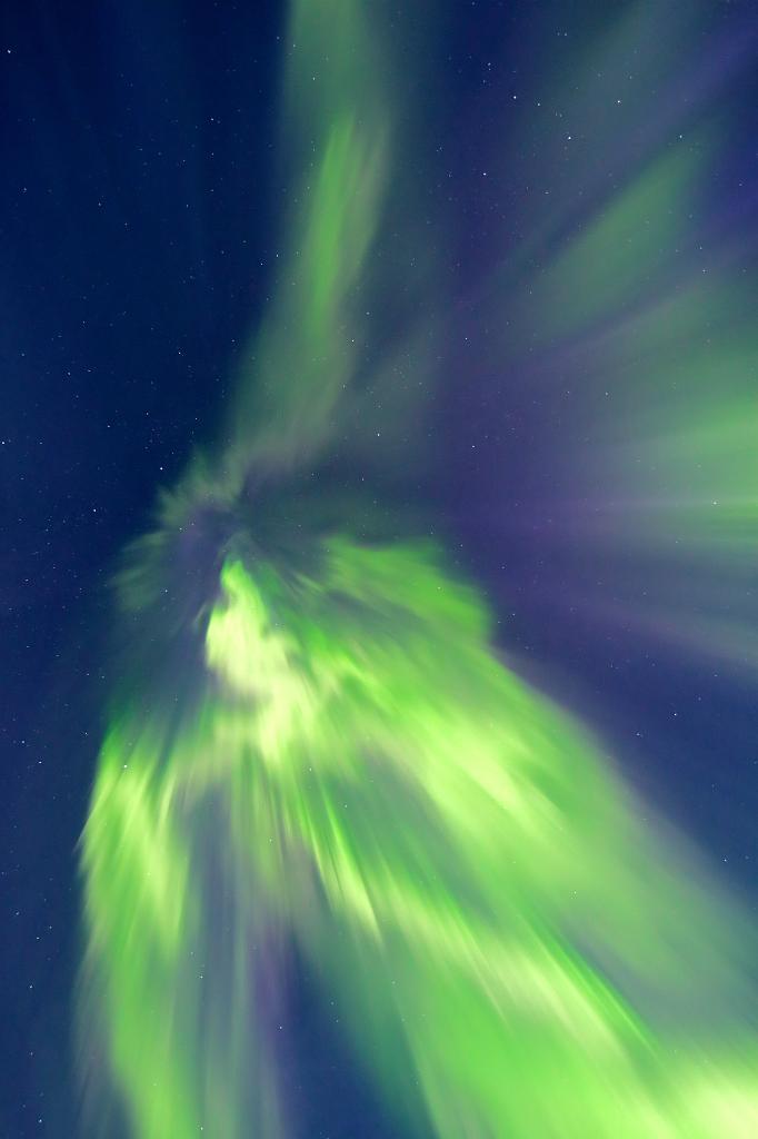 D700_12409JMcf.jpg - Grüne Polarlichtcorona im Zenit.