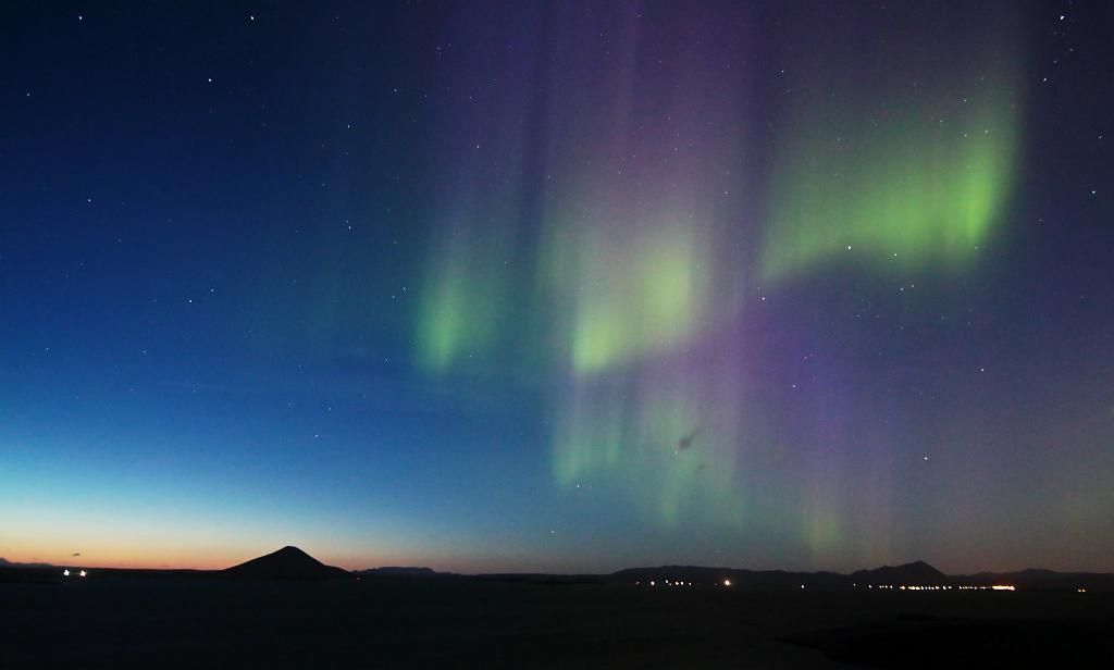 D700_12454JMcf.jpg - Polarlicht über erloschenen Vulkankegeln.