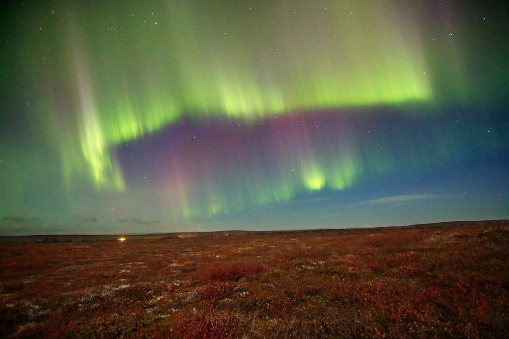 D700_12676JMcf.jpg - Polarlicht um Mitternacht. Die Landschaft wird durch den hellen Vollmond erleuchtet.